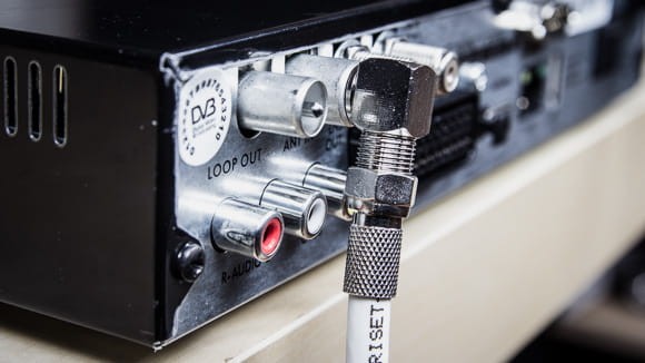 Złącze kątowe TV w tunerze.