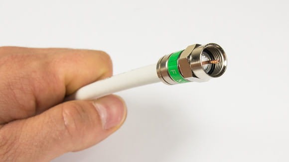 zaciśnięte złącze F na kablu koncentrycznym