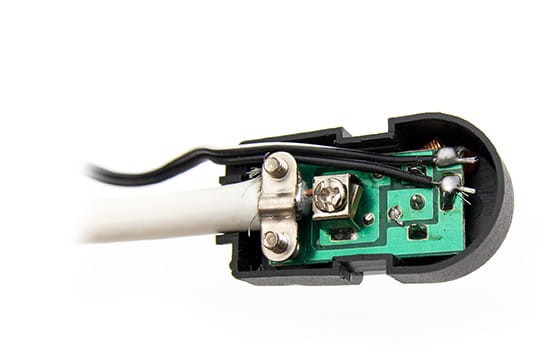 Podłączenia kabla antenowego do separatora zasilania.