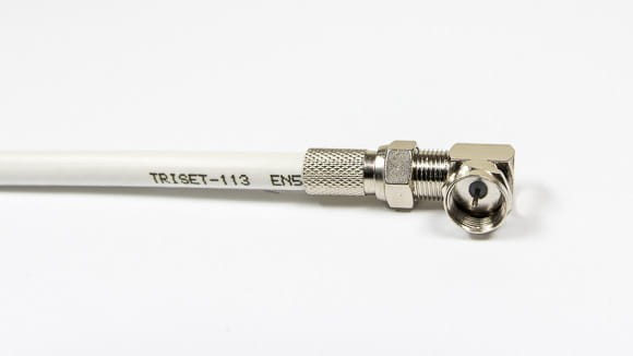 Zamontowane złącze F kątowe na kablu