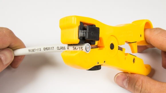 Przygotowanie kabla przez Ściągacz izolacji ABI 212