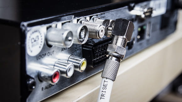 Podłączenie złącza kątowego do tunera.